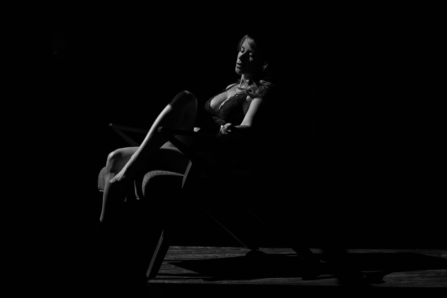 woman posing on chair black and white photography chicago boudoir